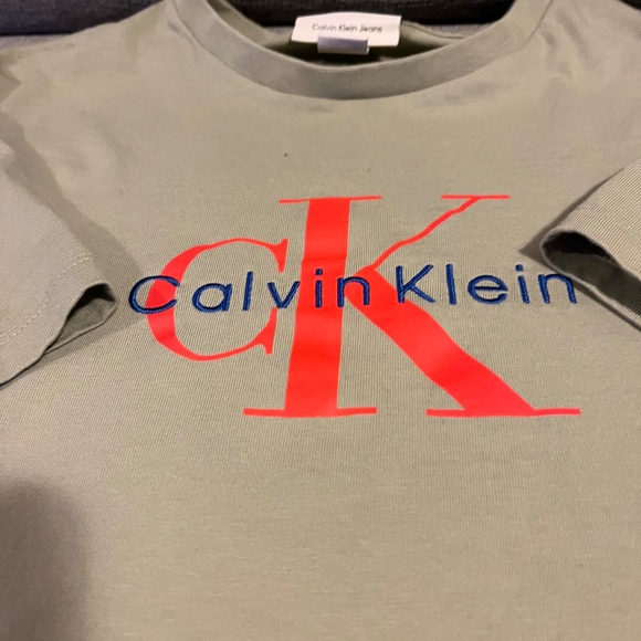 Calvin Klein Jeans Modern Fit T-Shirt. Medium - Picture 5 of 6